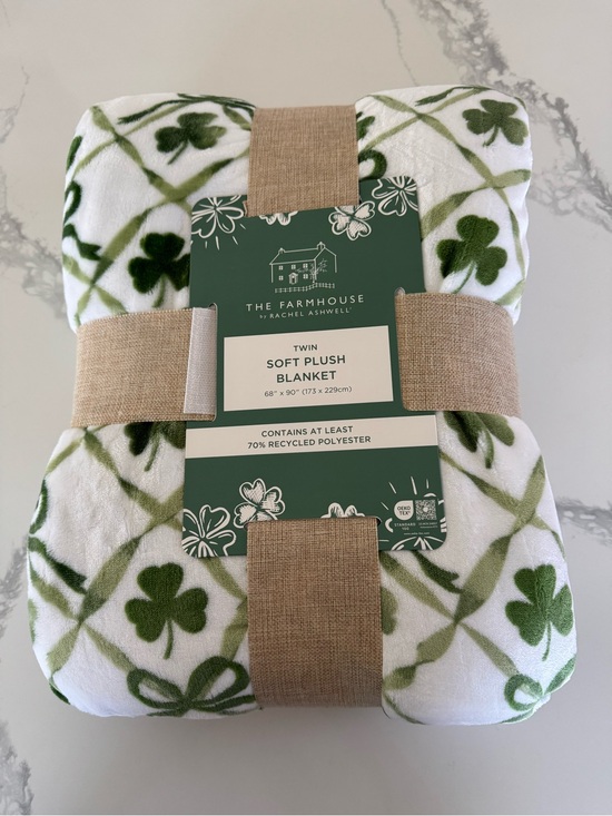 Rachel Ashwell Other - The Farmhouse by Rachel Ashwell Lucky Green Clovers & Bows Plush Blanket NEW